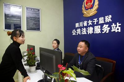 上班时间“发传单”,她们竟然是在发福利?